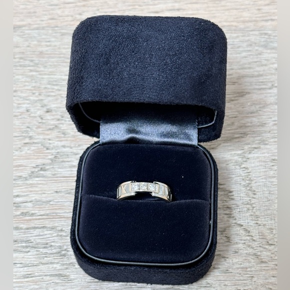 18KW Atlas 3 Diamond Closed Ring - Picture 3 of 4